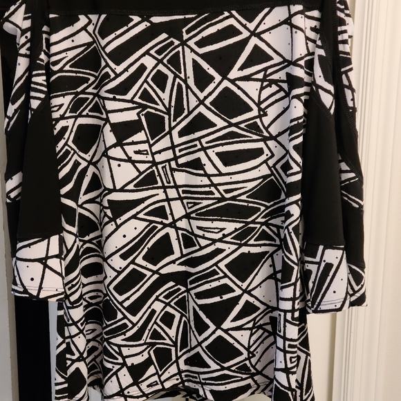 Black and white cold shoulder  by fashque - Picture 4 of 5